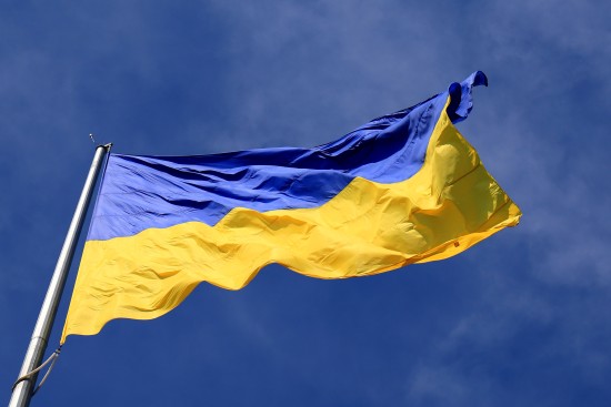 Ukrainsk flagg mot blå himmel