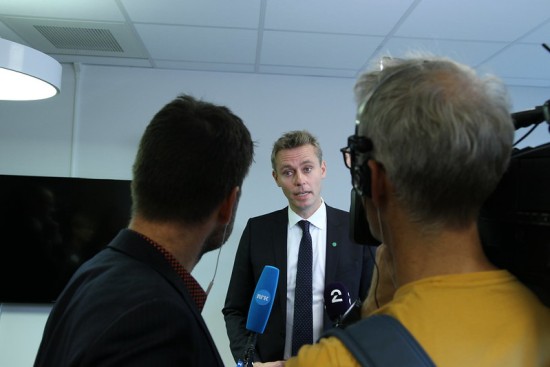 Ola Borten Moe snakker med to journalister