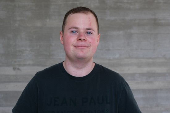 Portrett av student med svart t-skjorte. Foto.