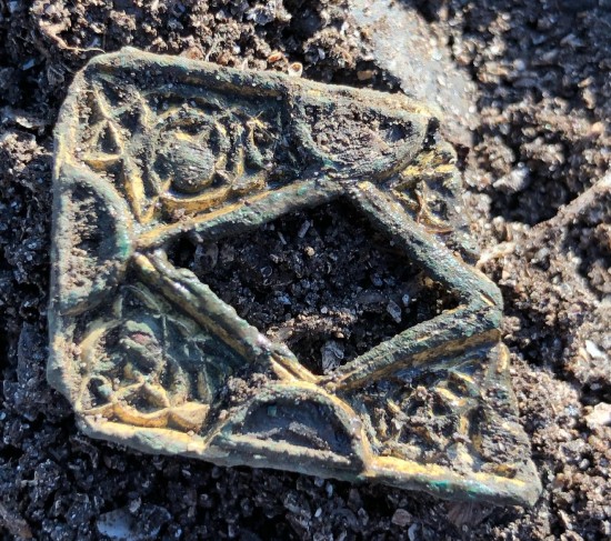 Forgylt beslag fra vikingtiden, trolig laget i Irland. Irske beslag er også funnet i vikingbyen Kaupang i Vestfold.