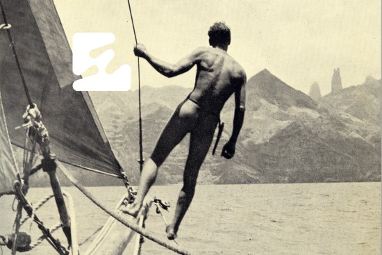 Mann ombord i en båt ser utover havet