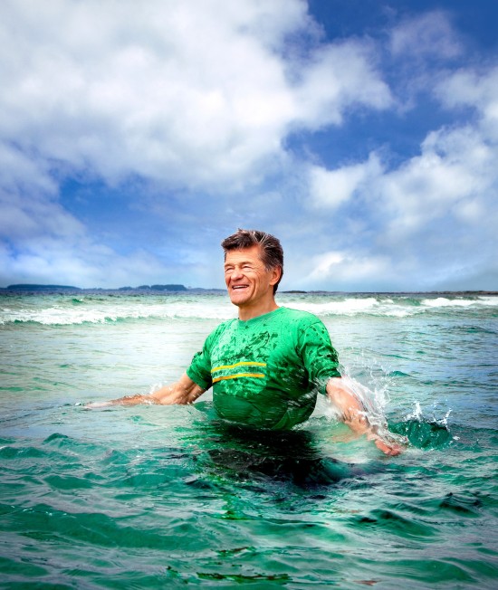 Foto av mann med grønn t-skjorte i havet