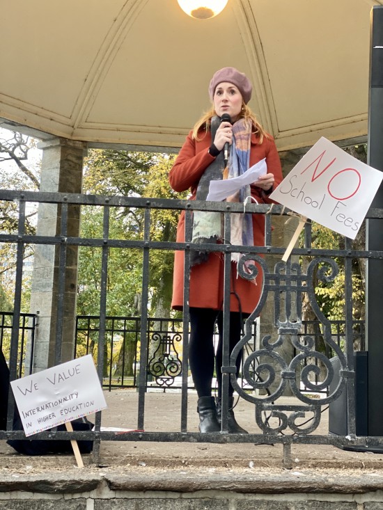 Marte Solheim, professor ved Handelshøgskolen ved UiS, holder appell i paviljongen i Byparken
