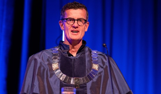 Rektor med kappe på talerstol