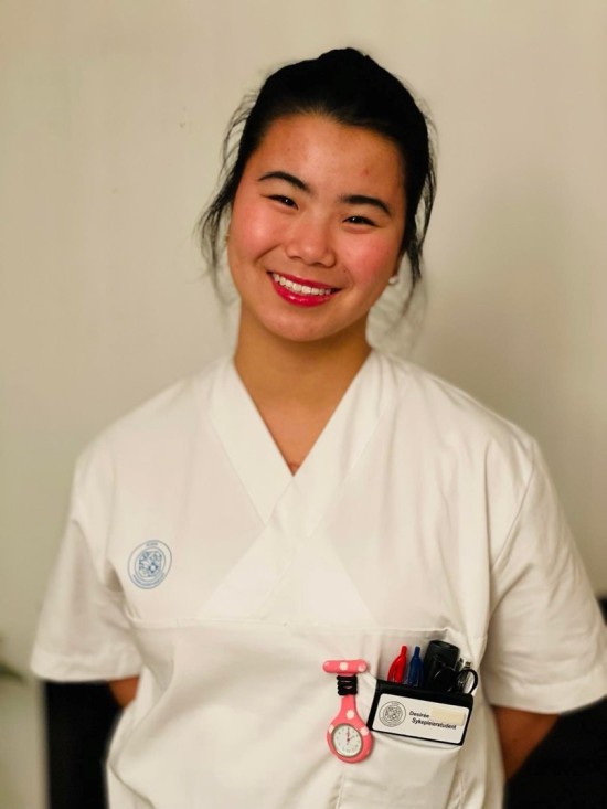 Portrettfoto av kvinnelig sykepleierstudent i uniform