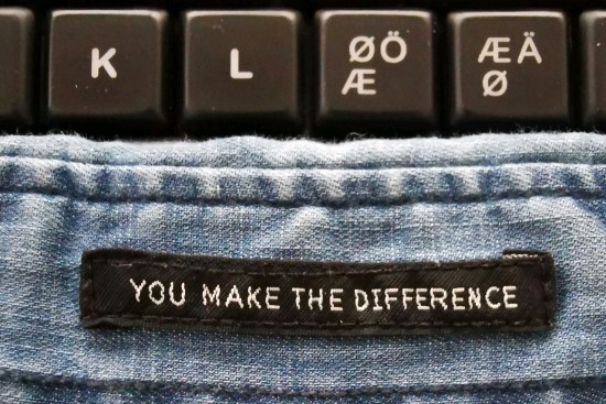 Tastatur og skjorte med tekst: You make the difference