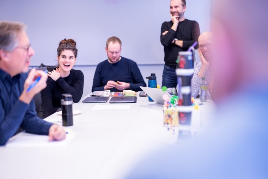 Smilende kursdeltakere rundt bord