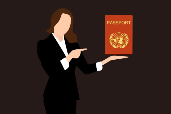 Kvinne holder pass og peker på den
