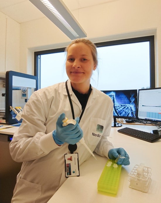 Kvinne på laboratorium. Foto.
