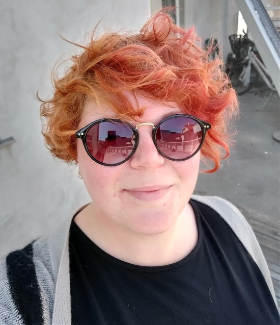 Foto av kvinne med solbriller