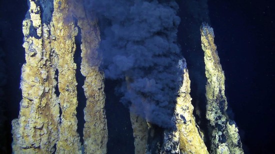 Hydrotermiske skorsteiner på havbunnen.