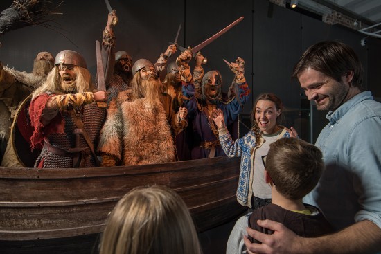 Familie og vikinger.