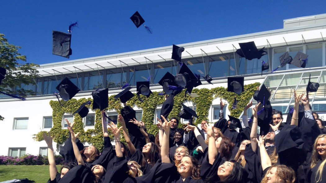 Studentar ved studieavslutning på UiS campus