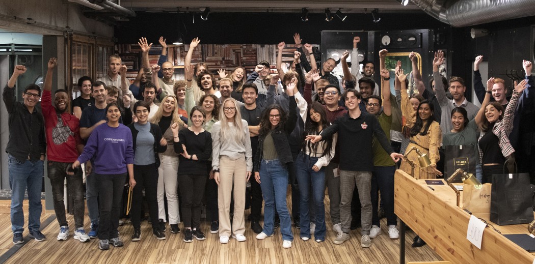 Gruppebilde av glade deltakerne på Future Energy Hack i Dataverkstedet