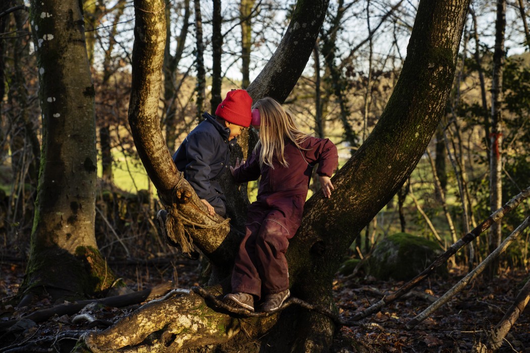 To barn leker i skogen. Foto: Marie von Krogh/Læringsmiljøsenteret, UiS