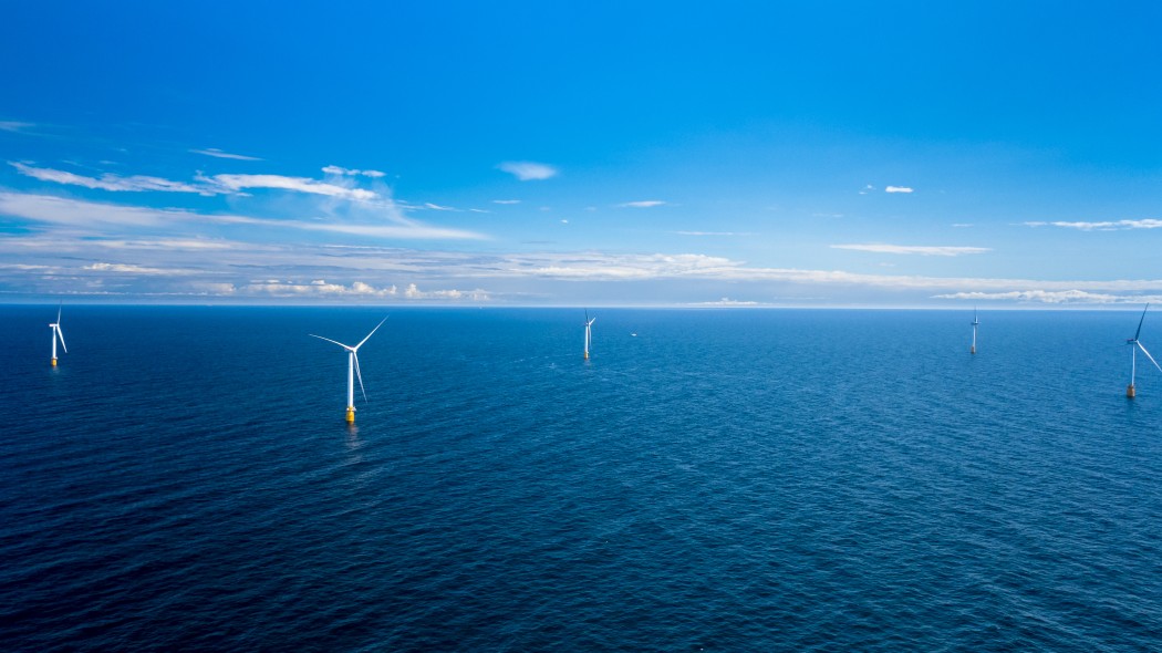 Fem vindturbiner til havs med horiosont 