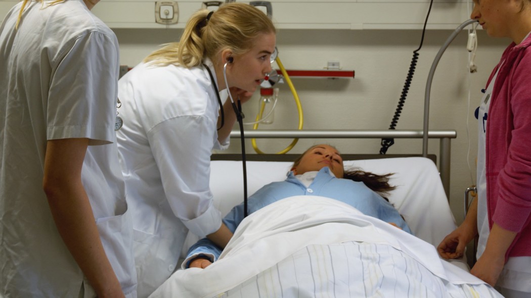 Legestudent undersøker pasient under simulering