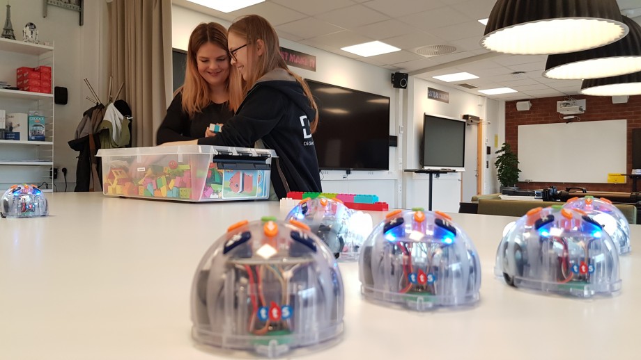 To studentassistenter jobber i digitalt klasserom