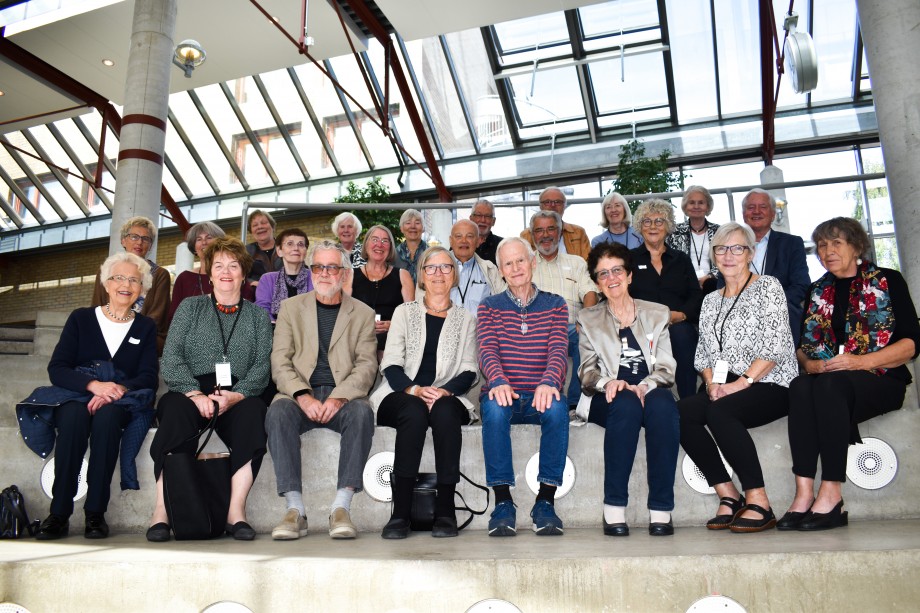 23 frå det første sosionomkullet samla på 50års-jubileet.