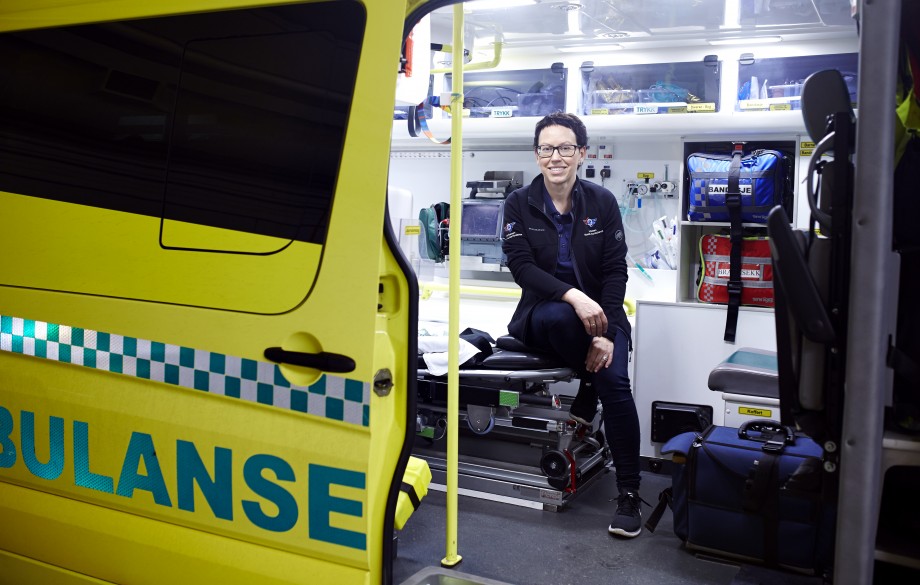 Portrett av Mona Guterud, sittende i en ambulanse (Foto:SNLA)