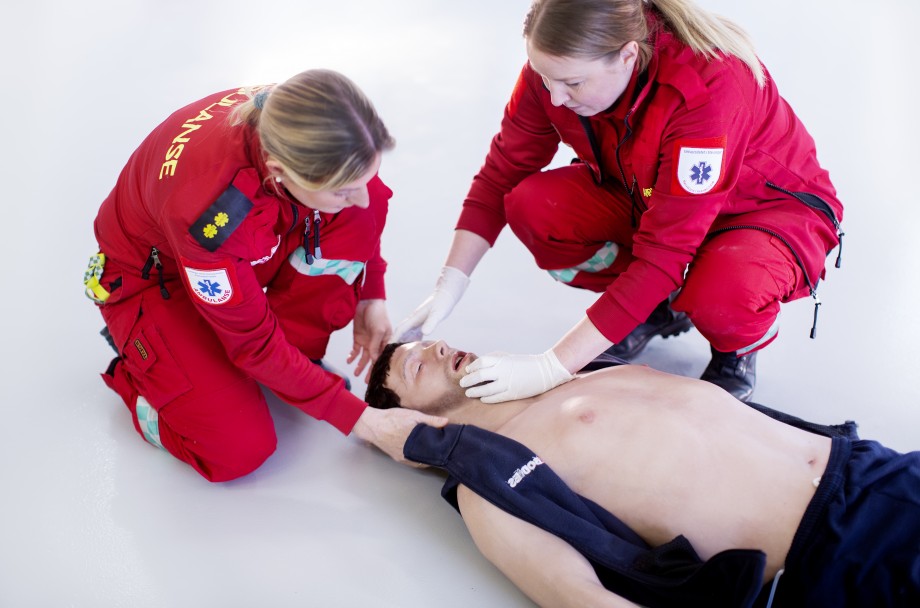 paramedisin ferdighetstrening med traumedukke