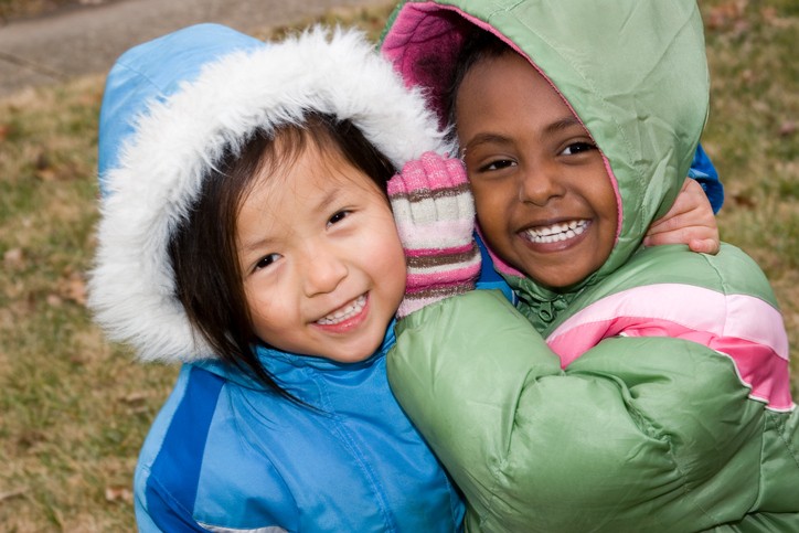 to jenter med vinterjakke smiler til kamera. Foto: getty