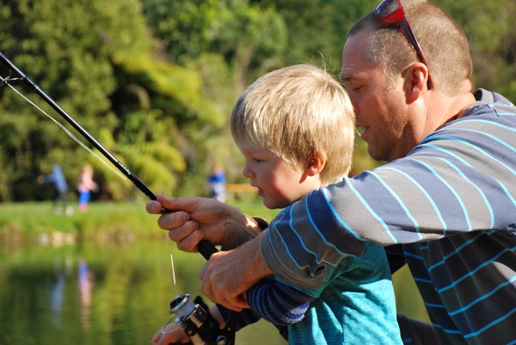 far og sønn fisker