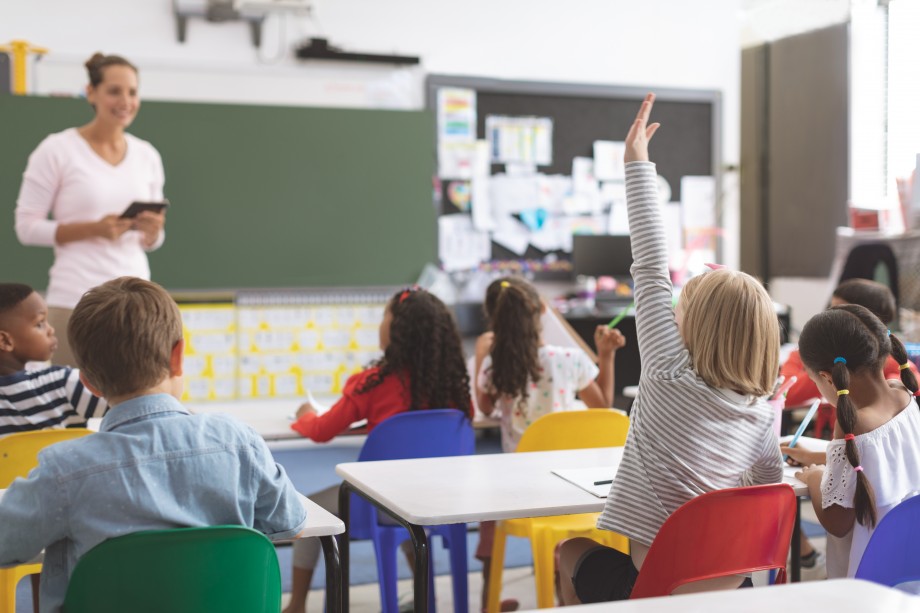 Kvinnelig lærer ser ut over klasserom