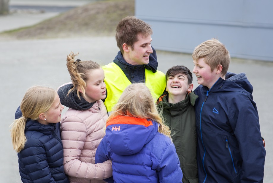 Lærerstudent i praksis ute i skolegård sammen med elever på barnetrinnet