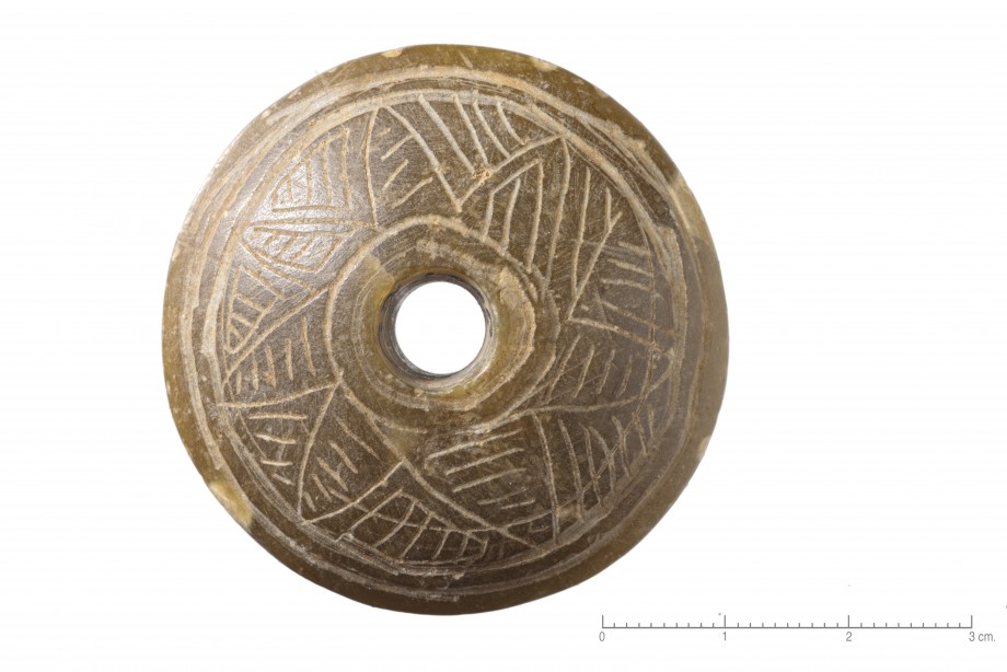 Spinnehjul av serpentin med dekor. Foto: Annette Øvrelid, Arkeologisk museum, UiS