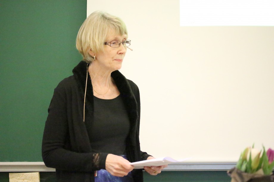Berit Zachrisen holder undervisning