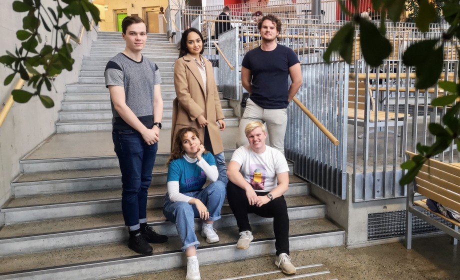 Fem studenter på journalistikk og fjernsyns- og multimedieproduksjon står i trappene i Arne Rettedals hus.