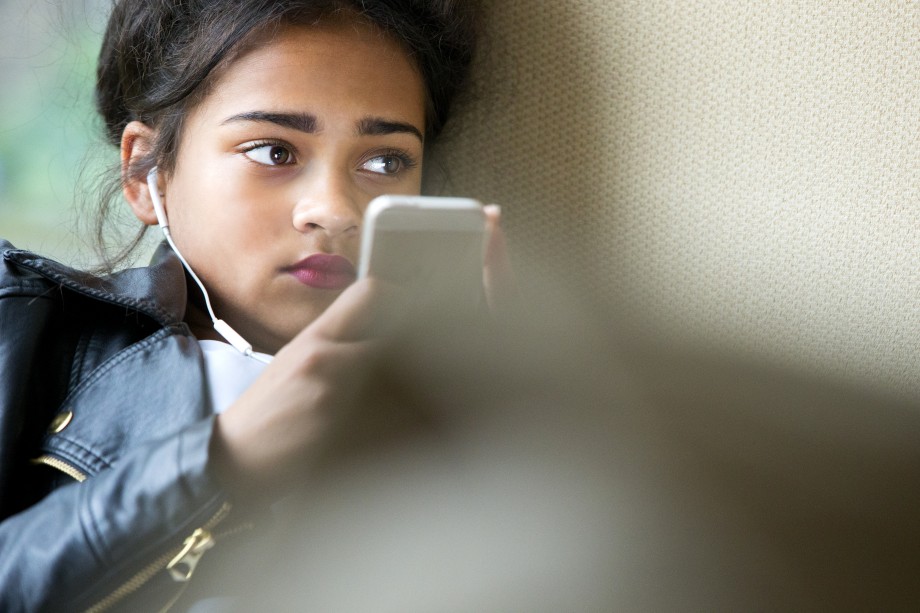Elev som sliter med konsentrasjonen på skolen. Jente ser på mobiletelefon.