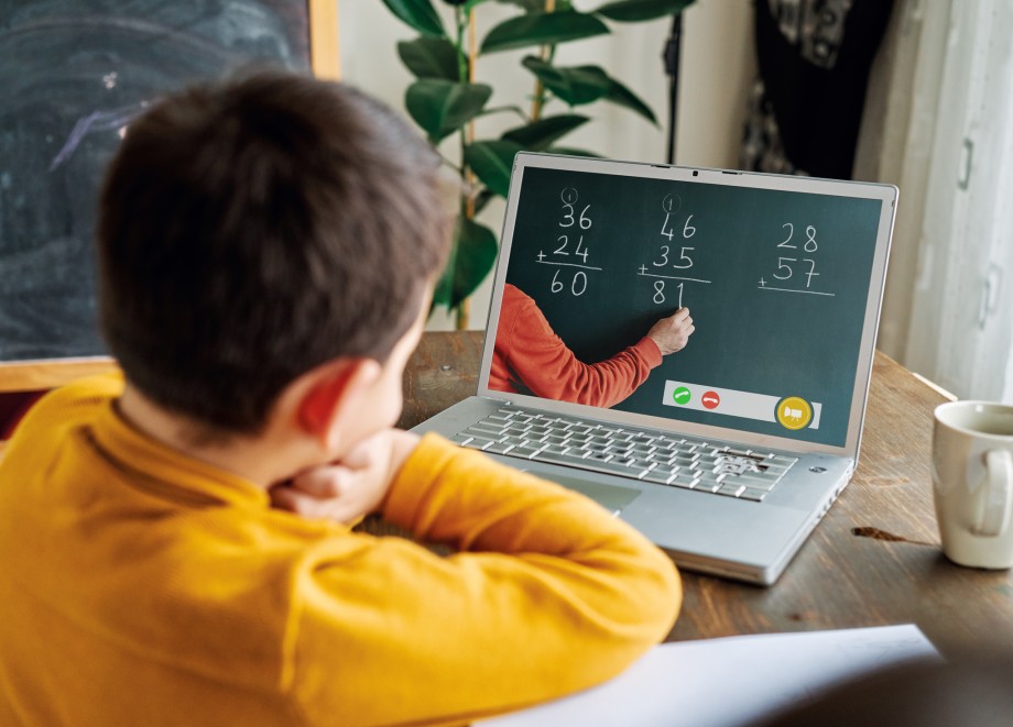 Gutt på hjemmeskole får matematikkundervisning via datamaskinen