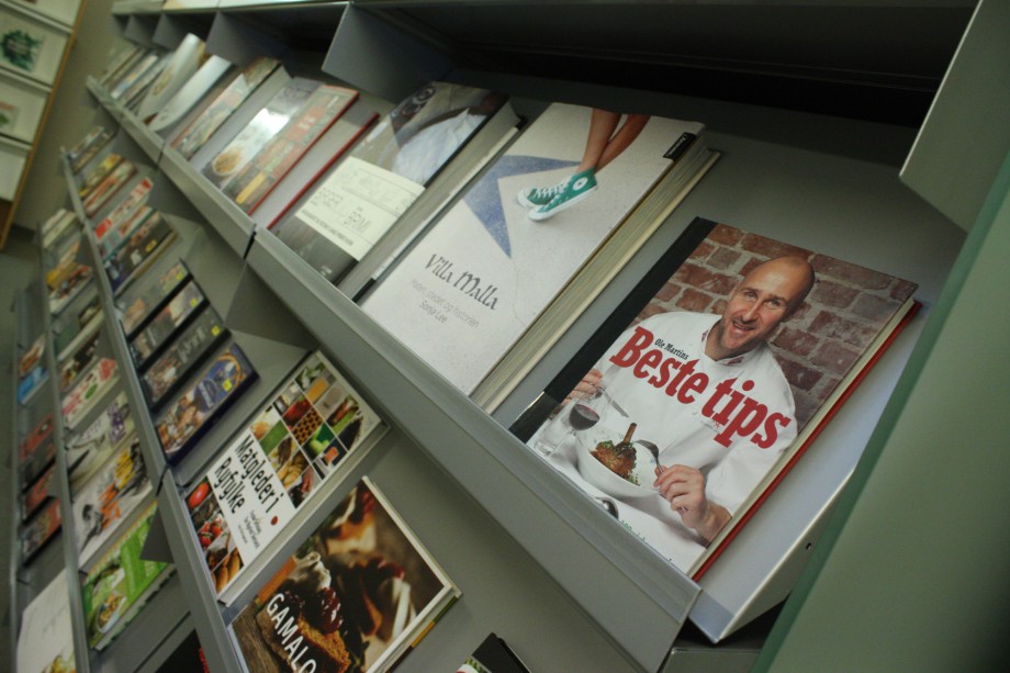 Hylle på bibliotek som viser flere kokebøker.