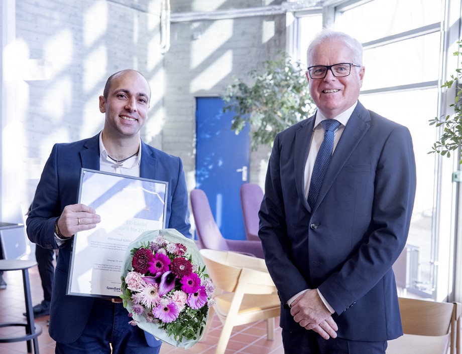 Mahmoud Khalifeh mottok prisen av Thor-Christian Haugland under UiS sin årsfest 29. oktober 2020. (Foto: Elisabeth Tønnessen)