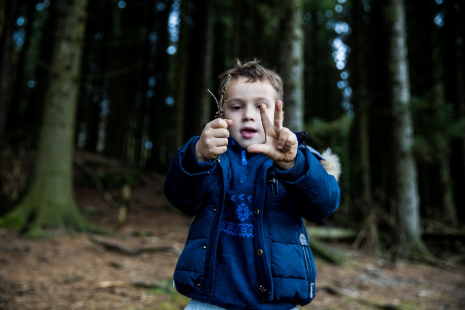 Gutt leker i skogen