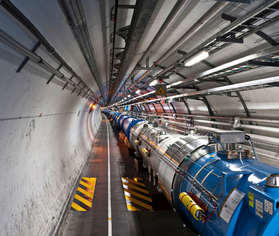 Bilde av partikkelaksellerator i CERN-tunnelen