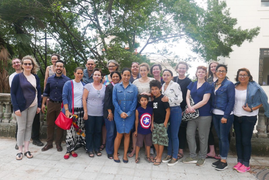 Forskere fra UiS og universitetet i Havanna står samlet.