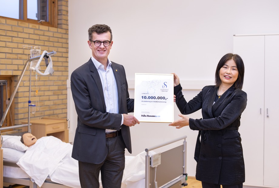 Rektor Klaus Mohn og Yuhong Jin Hermansen, administrerende direktør i Folke Hermansen AS, med gavediplom