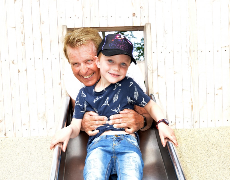 Knud Knudsen holder fast barnebarnet Christian på rutsjebanen.