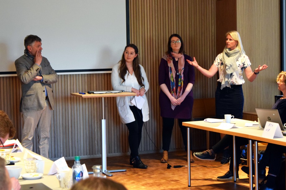 Studentane Leonie Schiffgen og Ásdís Jóna Marteinsdóttir står saman med Arild Michelsen og Ann-Karin Tennås Holmen.