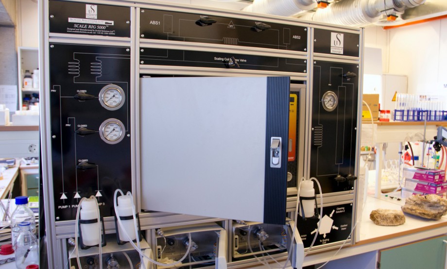 Foto av avansert utstyr for å teste kjemikalier som motvirker gasshydrater.