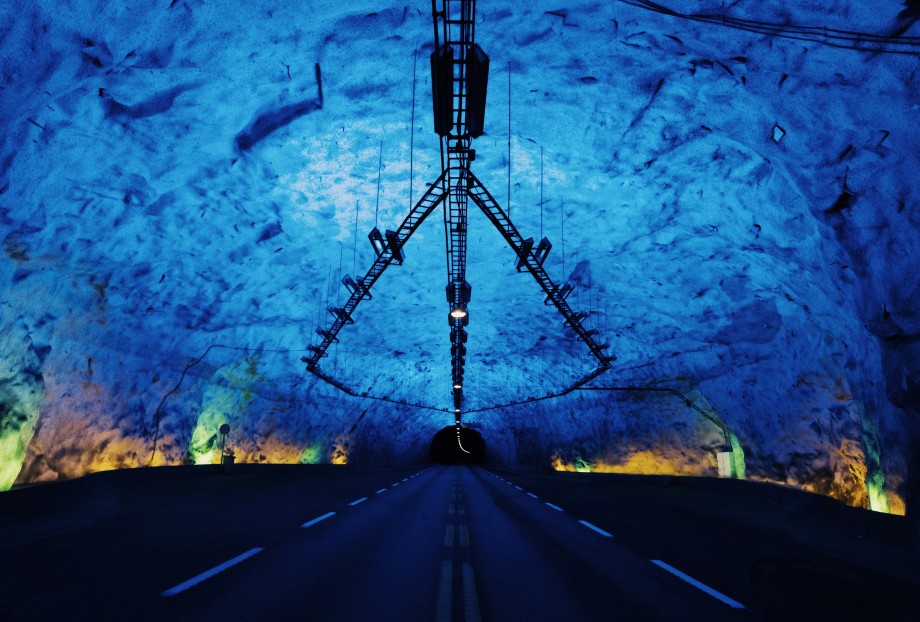 Tunnel med blått lys