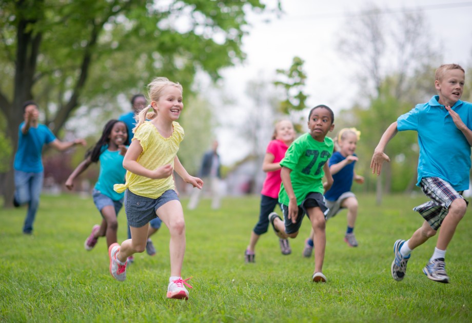 En gruppe barn som løper sammen utendørs