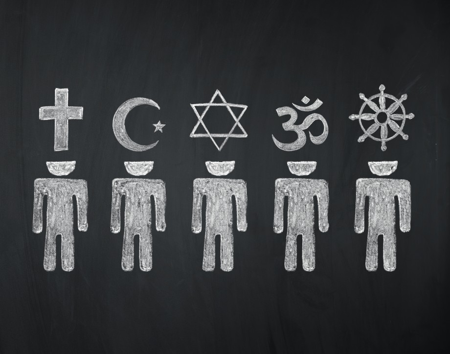 Tegning på tavle av fem mennesker med ulike religiøse symboler over hodene