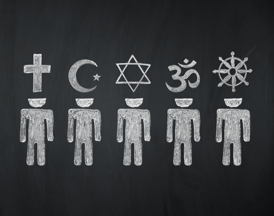 Tegning på tavle av fem mennesker med ulike religiøse symboler over hodene