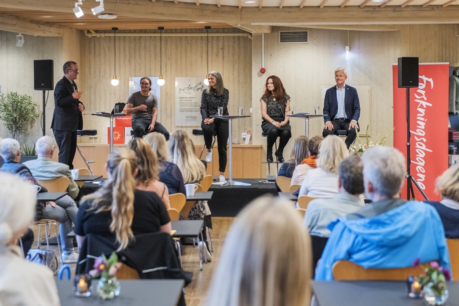 folk på scene i samtale