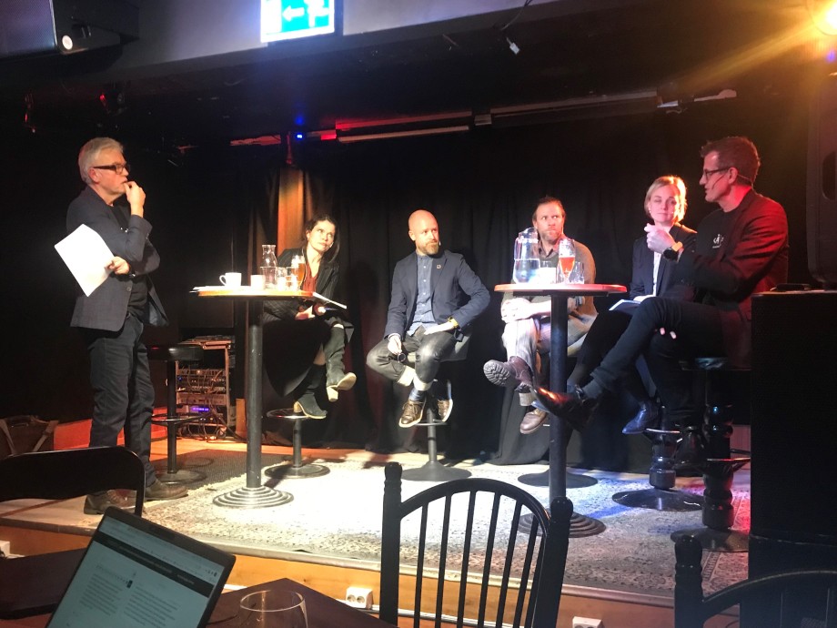 Paneldeltakarar på scena