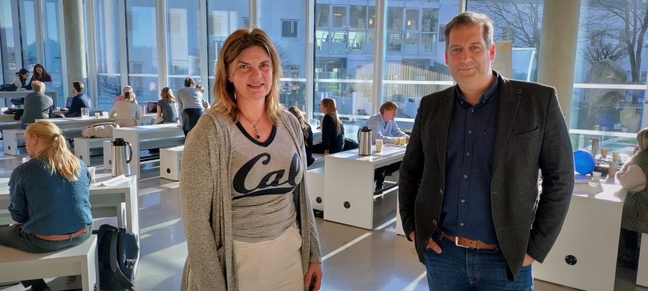 Elin Merethe Oftedahl og Thomas Michael Sattich i foajeen i Elise Ottesen Jensens hus.